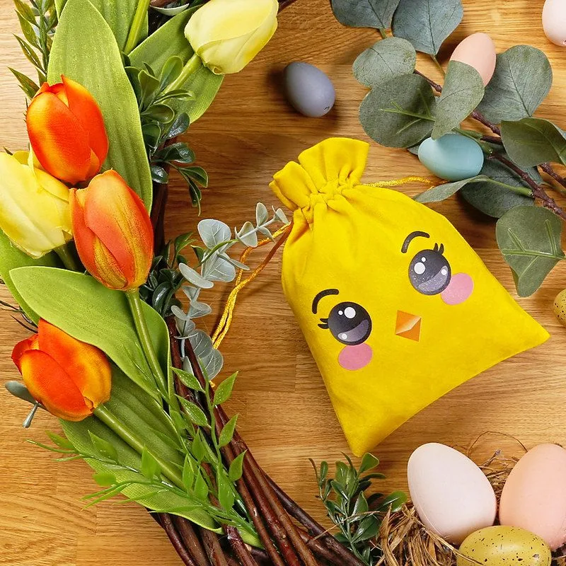 Velurové pytlíky 13 x 18 cm ve žluté barvě s velikonočním motivem - pytlík na dárky v jarní dekoraci.