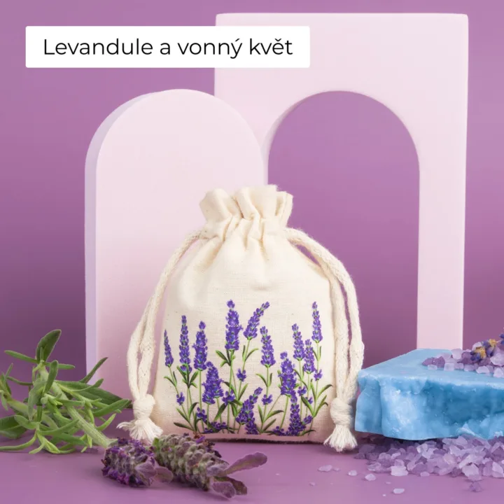 Bavlněný pytlík s potiskem levandule, vhodný pro vonný květ a aromatické směsi.